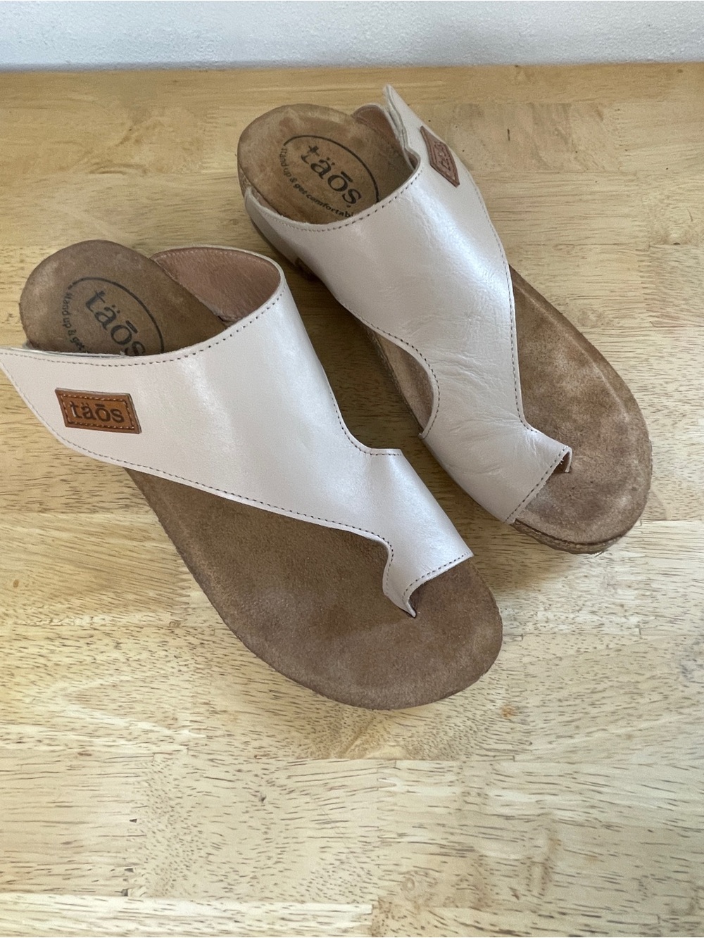 Taos Women's Leather Toe-Loop Cream Sandals Size 9-9.5